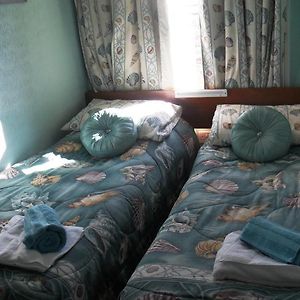 Zimmer mit zwei Einzelbetten